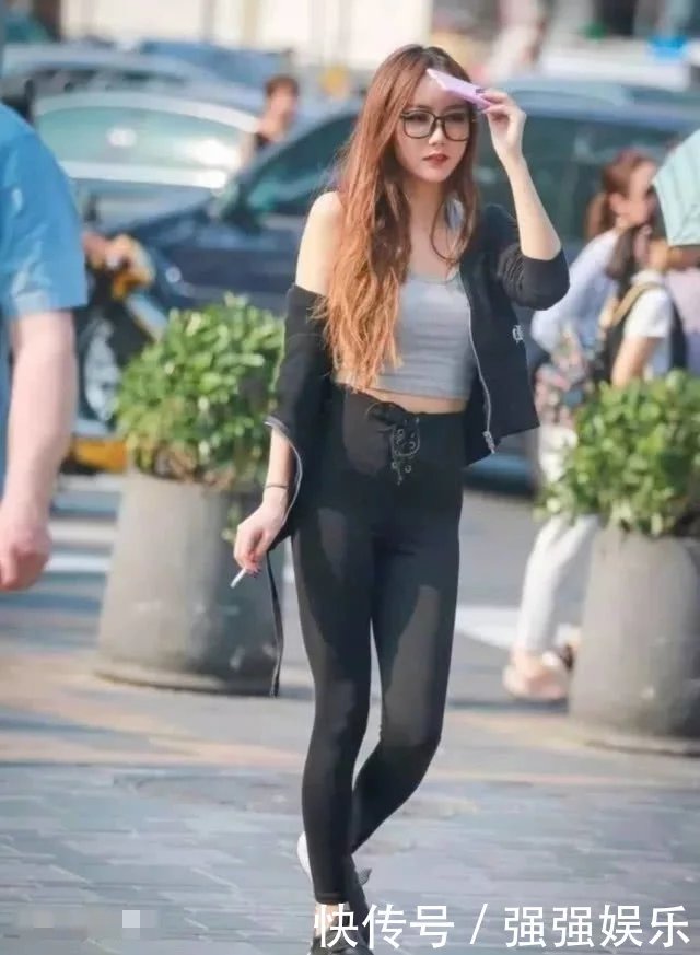 俏皮小女神紧身裤绷出丰腴的臀围，下滑的上衣露雪白香肩