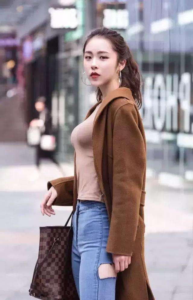 街拍：小姐姐正面看着挺正经的，牛仔裤的破洞让你青春无限