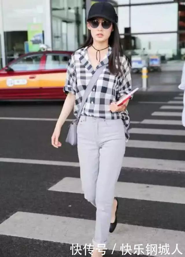 李沁35码的小脚出现在机场，别肉肉的，特别上镜！