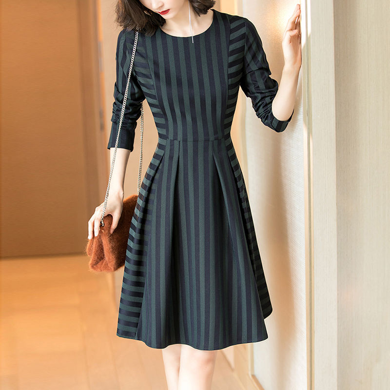 足足等了5天，这裙子提前开卖了!虽贵，但比十件旗袍还端庄优雅