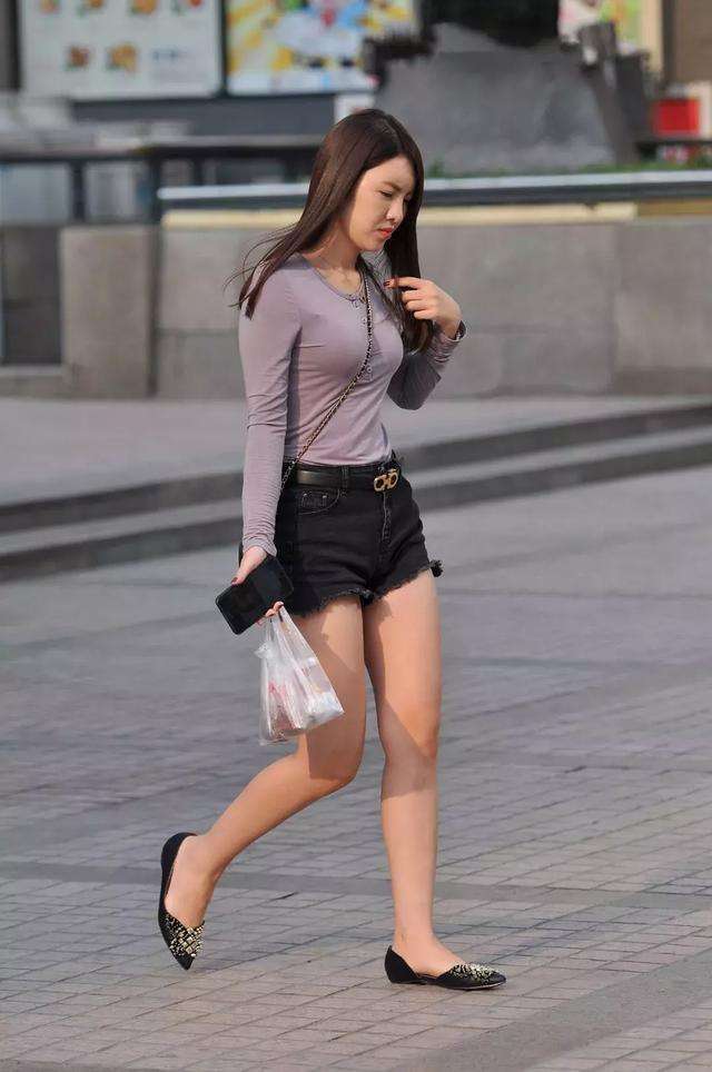 街拍：浅紫紧身裤尽显女神范, 小姐姐简约大气, 让人过目不忘