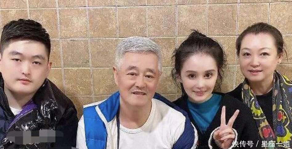 『看起来』赵本山近照曝光,头发花白面色红润精神好,妻子和女儿同框似姐妹