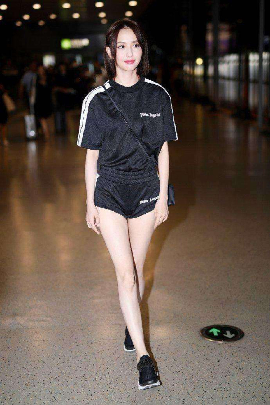 佟丽娅把四角裤穿出了三角裤效果，网友：袁姗姗都不敢这样穿