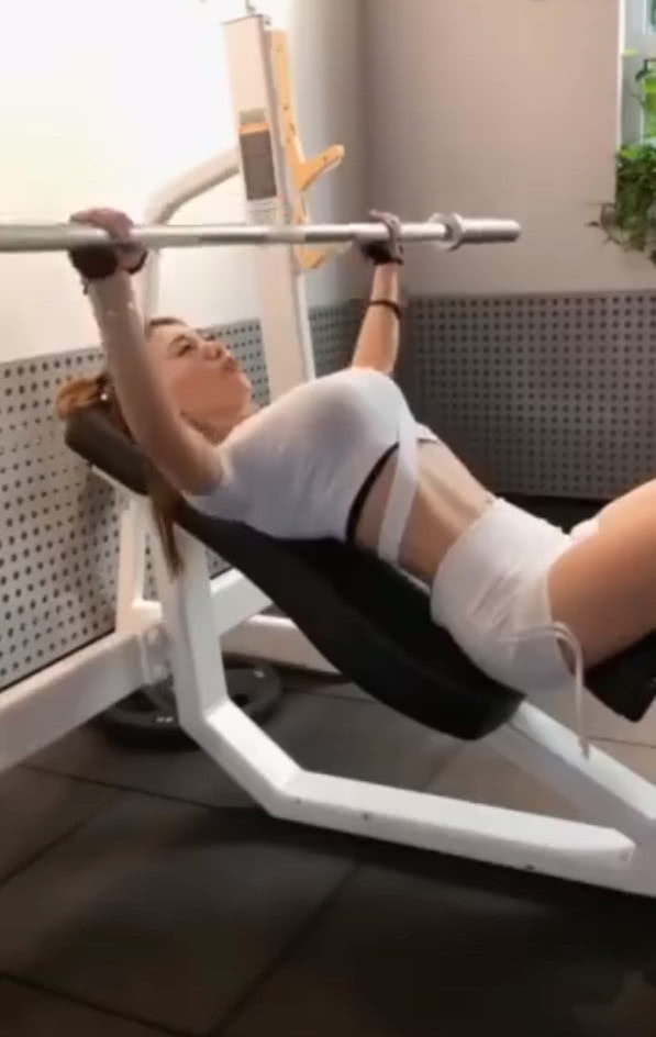 健身房里的小姐姐，一件紧身衣刷足存在感