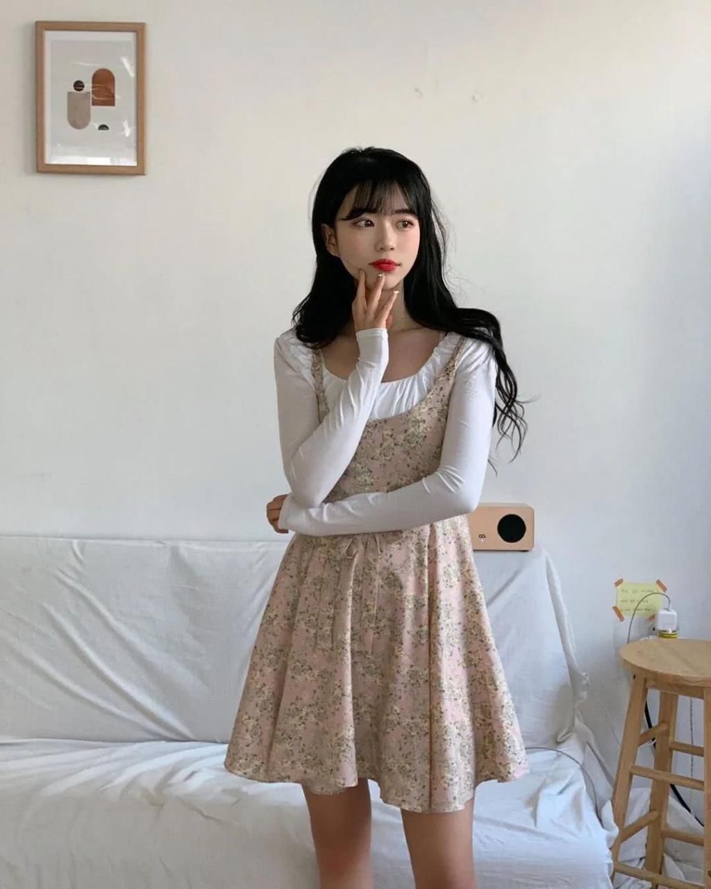 春装:春装搭配图片:打底衫+吊带裙搭配