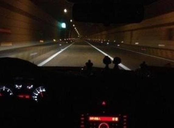 晚上跑高速应该开什么灯？其实很多人都弄错了，没出事算你命大