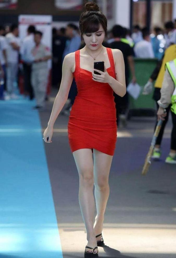 街拍: 小姐姐一身红色连衣裙, 尽显女人成熟魅力, 性感高贵