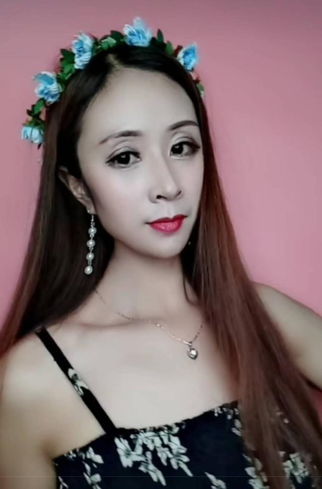 网友展示自己的化妆术，一秒前还是丑小鸭，一秒后变成女神！