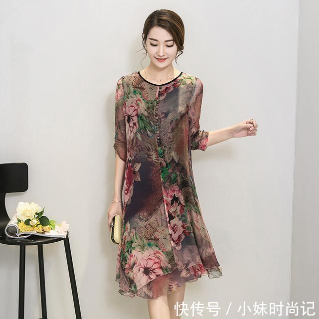  #女人#四五十岁女人，少穿裤子，穿连衣裙才更有女人味，显年轻