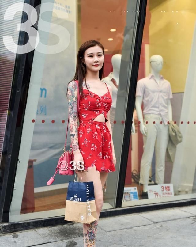  『时髦』街拍:美女长款T恤,超时髦又百搭,怎么搭配都很起范儿!