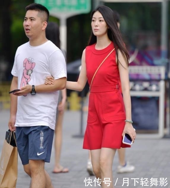  #美女#街拍美女：身材高挑的小姐姐，连衣裙穿搭，美如小仙女！