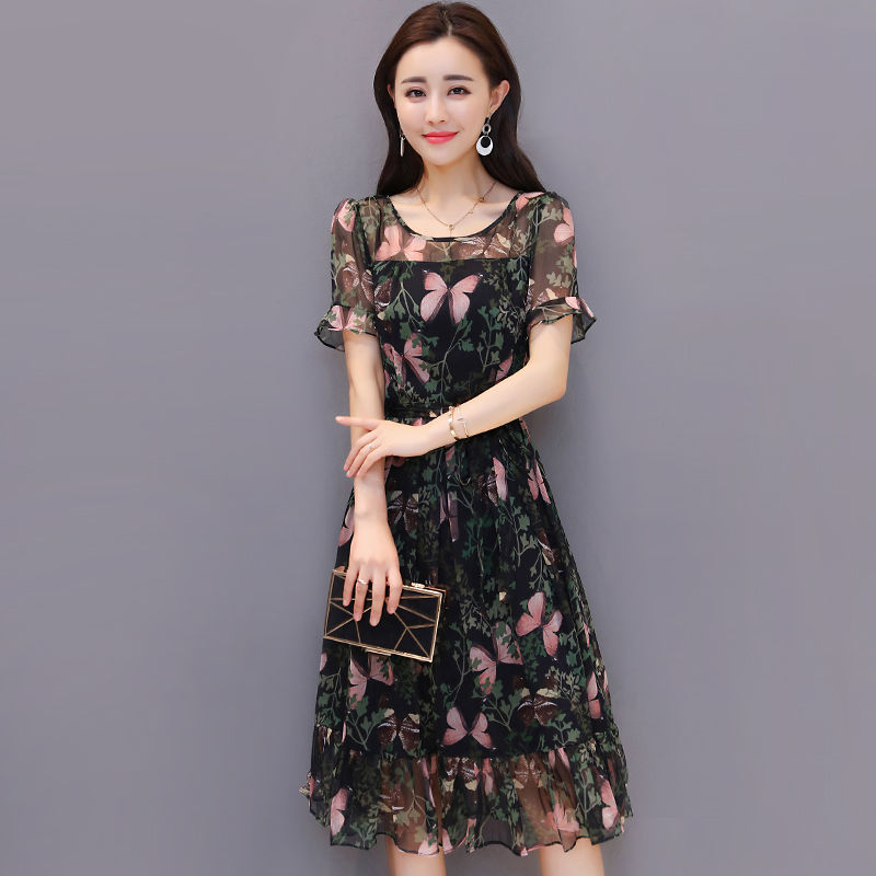 别再穿大妈装了?奔5女人推荐这种碎花裙，修身又显白，越穿越美