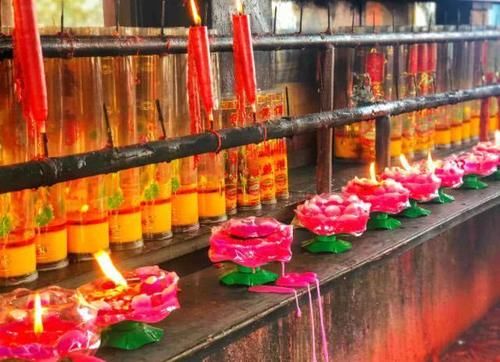 国内众多寺庙商业化严重，和尚们集体喊冤，网友：原来如此