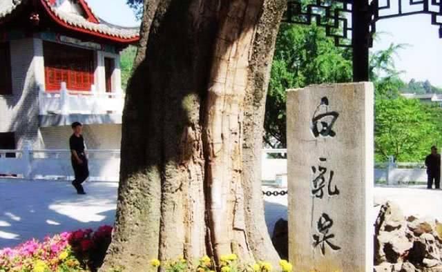 中国十大名泉排行榜，杭州虎跑泉排名第三，北京玉泉只排名第六哦