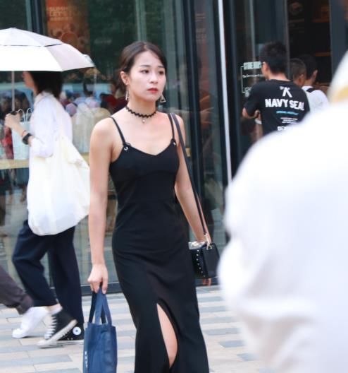 『不失』街拍:小姐姐清新的白色连衣裙温柔又不失性感,清新脱俗有韵味!