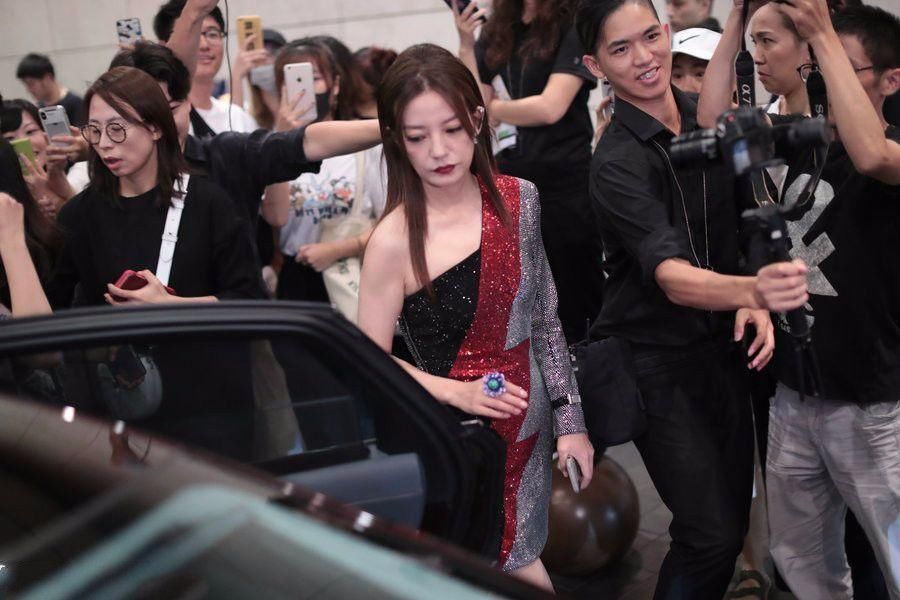 赵薇半露肩连衣裙凹凸有致，手上“鸽子蛋”是认真的吗?