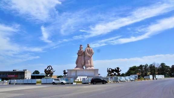 距西安75公里，武则天乾陵脚下，新建的大唐小镇，一年多就没人了