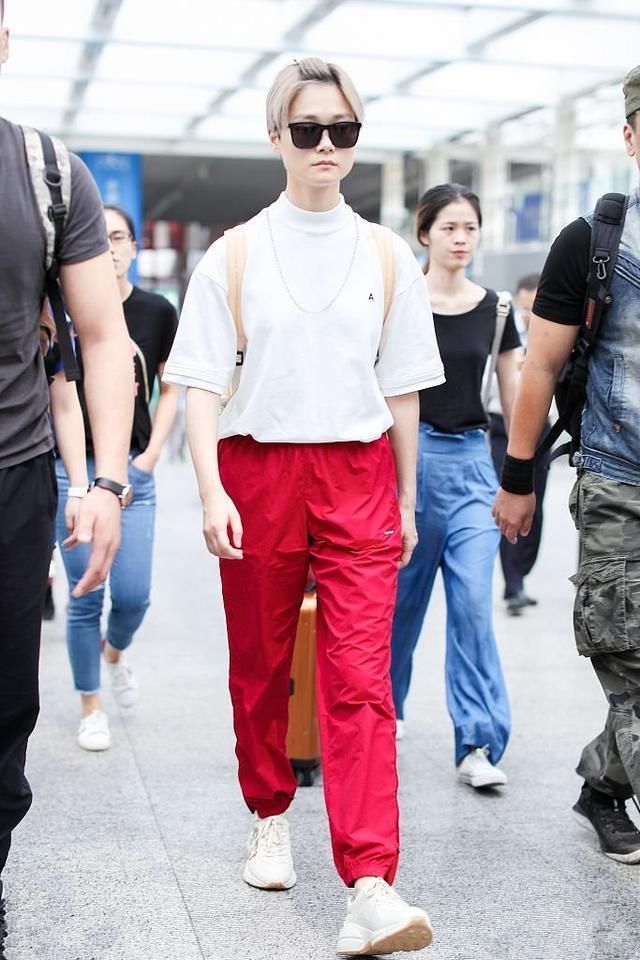 李宇春这“鞋跟”也是细的可怕?太拼了，隔着屏幕都感觉到脚疼!