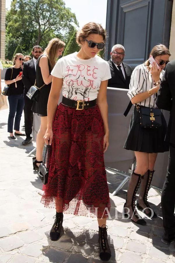 好看| 各种场合都能Hold住的“Tee+过膝裙”，包你时髦一整夏!