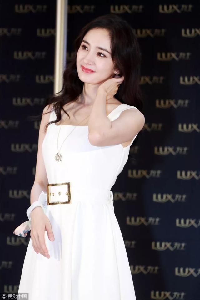 “行走的衣柜”换人了？杨幂也只能表示服气！