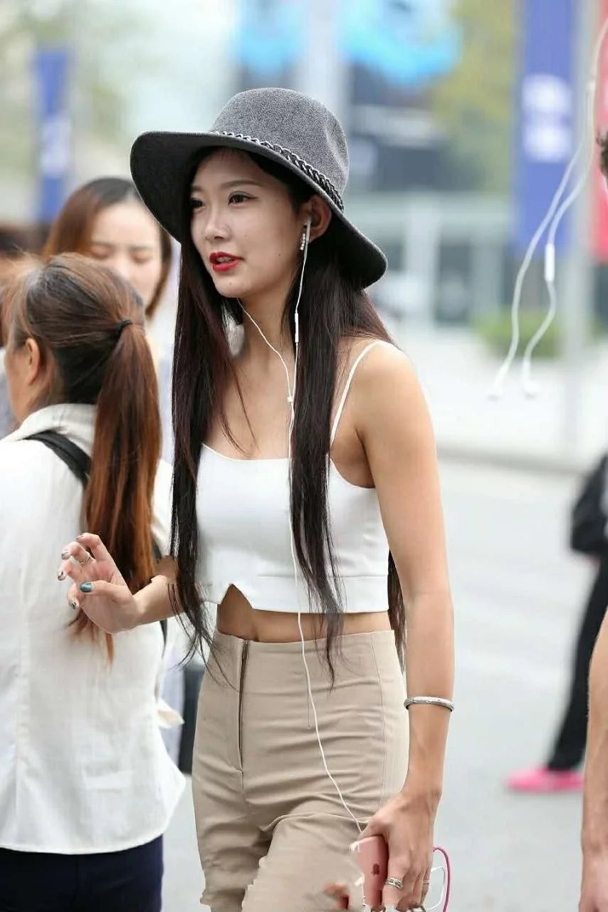 尽显小姐姐凸凹有致的身材