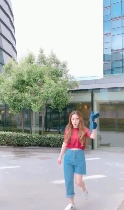 网上爆红的裤子穿法你知道吗？网友：上厕所的时候就麻烦了！