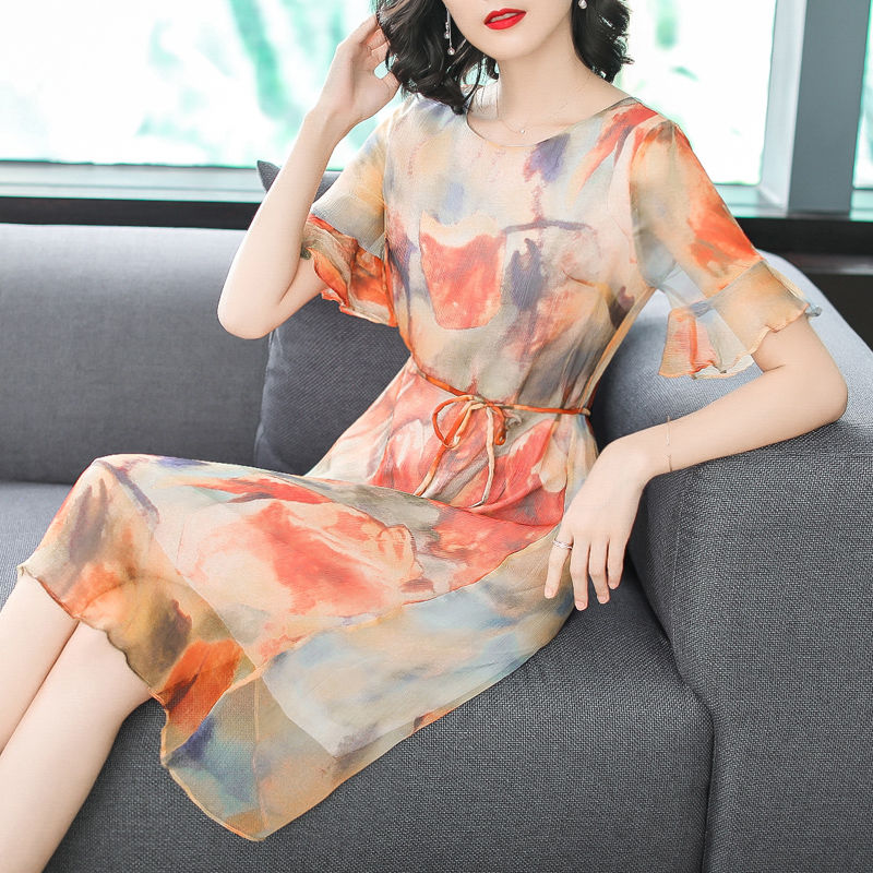 蚕丝裙,穿起来惊艳四方,彰显出妖娆的魅力身材,女人之首选