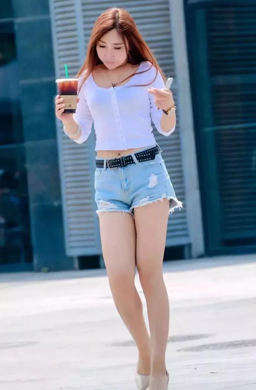 白色针织衫搭配齐臀短裤, 秀发飘扬热辣街头