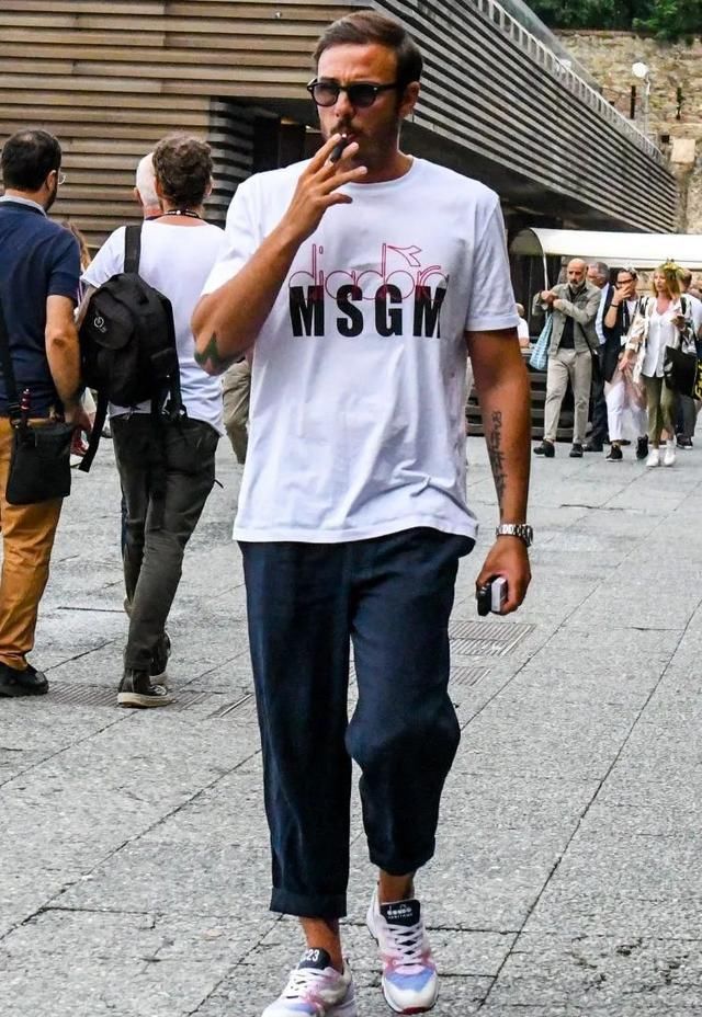  「运动鞋」穿西裤一直搭配皮鞋？风格太单调了，换运动鞋试试，造型时髦出众
