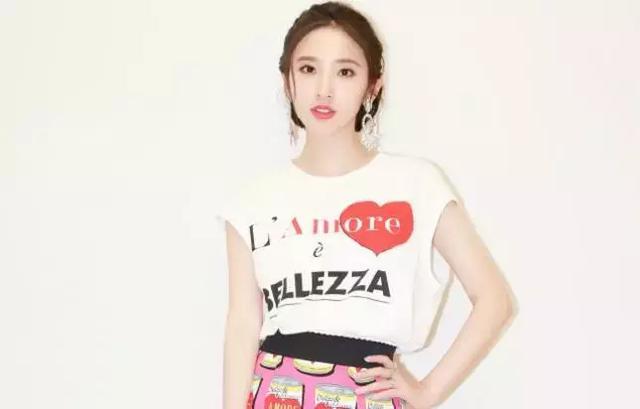 唐艺昕真疯狂！裙子只穿一条腿，难怪要在里面穿超短裤！