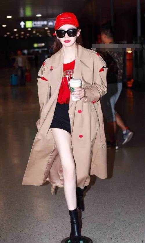 戚薇太会玩了，直接把外套剪了个缺口，网友：一般人驾驭不住