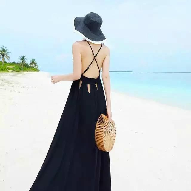 一转身的性感诱惑,露背连衣裙让你做一个最美的背影杀手