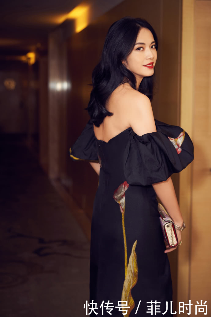 姚晨越来越会穿了！皮裤配衬衫好休闲，网友：大长腿够抢镜！