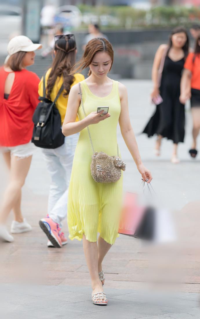 小姐姐粉色T恤搭配白色短裙,尽显纤细小蛮腰,妩媚动人!