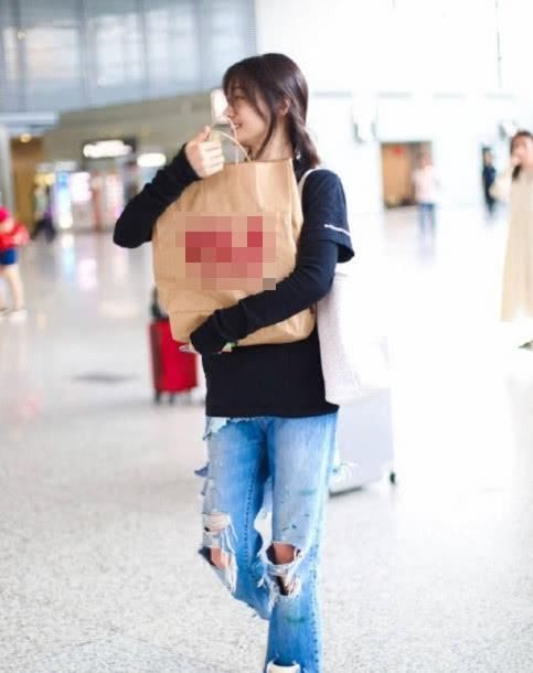 郑爽卡通T恤配大花裤子，这么土的搭配别人根本扛不住啊！