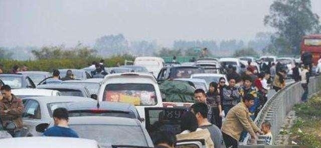 中国最“赚钱”的公路，花费7.8亿，年收入28亿，车辆络绎不绝