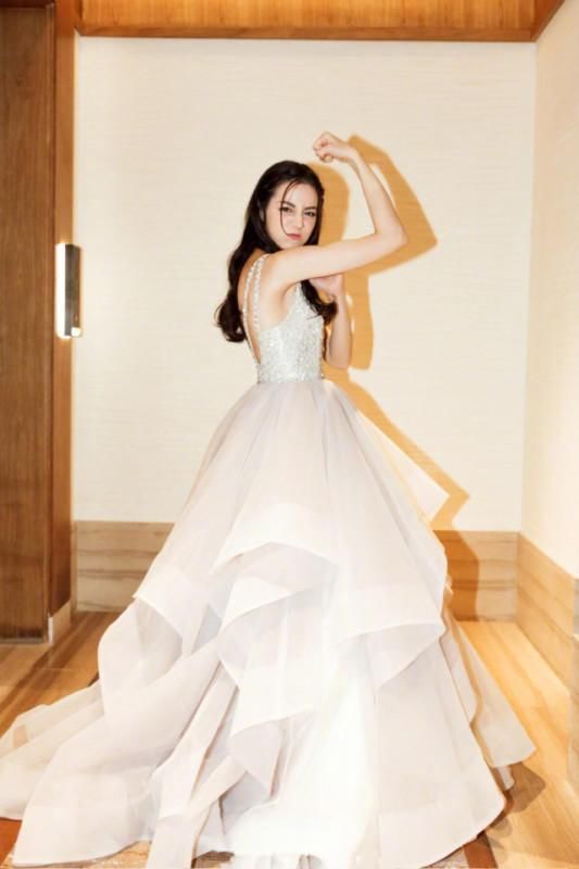 迪丽热巴身材好，几乎穿什么都好看，堪称“行走的衣架子”！