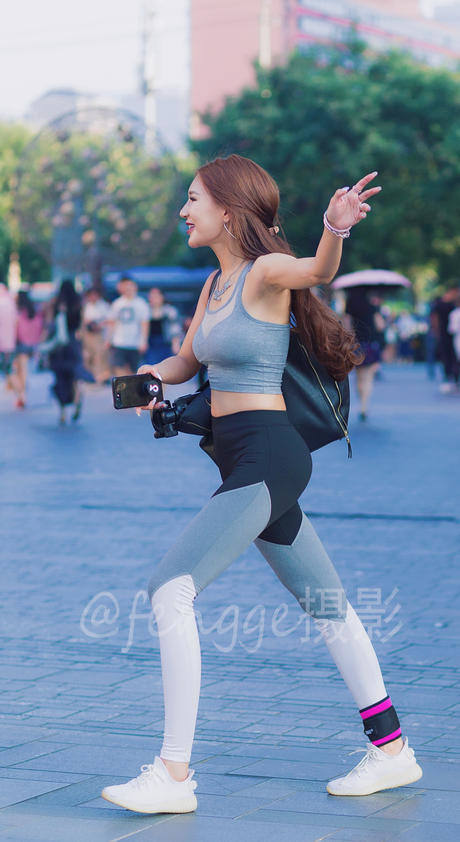 街拍: 穿紧身瑜伽裤的小美女, 身材真棒, 好像还是个小明星呢