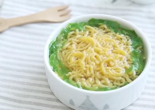  营养：简单美味的莲藕排骨面线，鲜香爽滑，好吃易吸收，宝宝的营养辅食