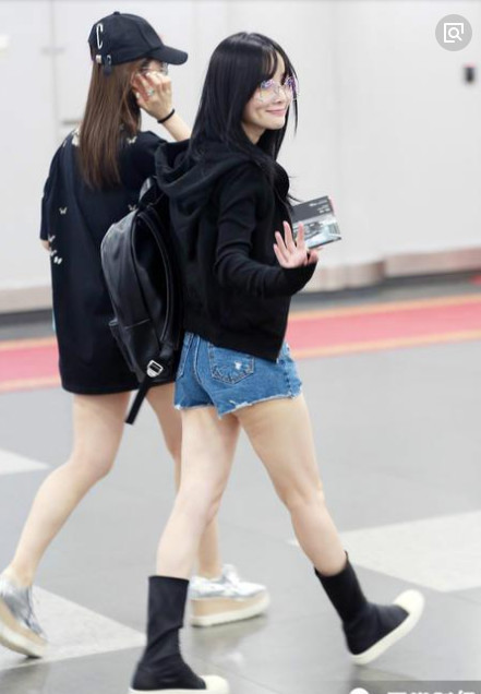 李小璐破烂短裤引争议，36岁的她越来越大胆，和不穿有区别吗