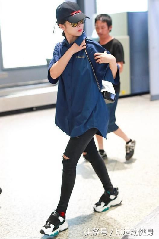 杨紫分手后竟然瘦了这么多，机场照小腿细的让人心疼