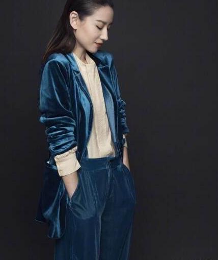 37岁董洁真会穿! 牛仔裤套在过膝长靴里, 不但显腿长还特显嫩