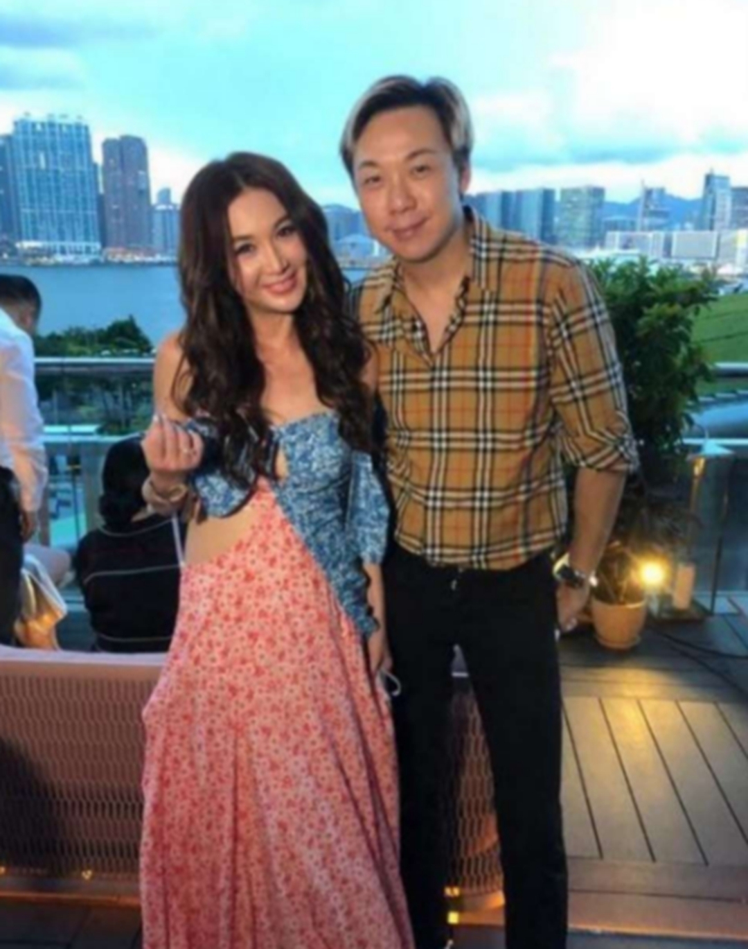 温碧霞又作妖，抹胸裙上半身全是“破洞”还要穿，越老越疯狂！