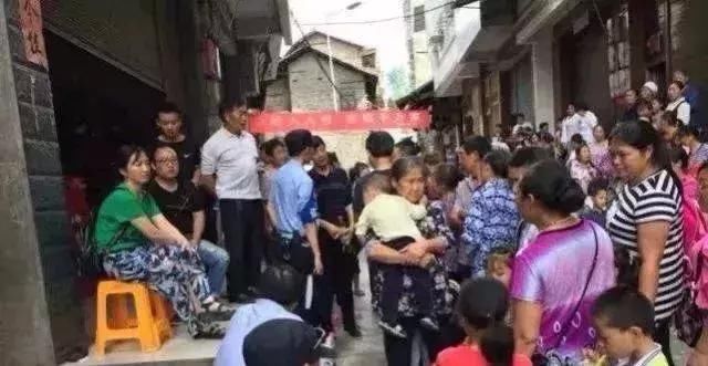 “万源男子用开水烫伤亲生子女”被网络疯传！真相让人愤怒！