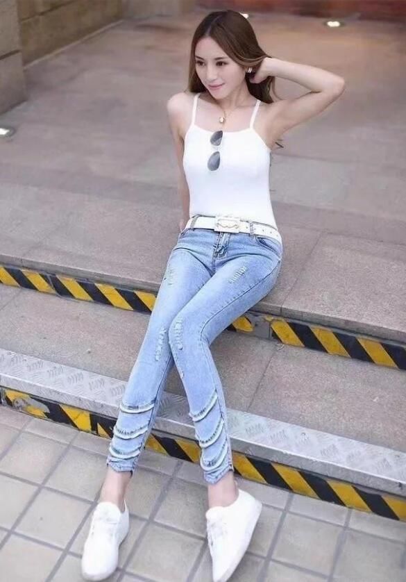 牛仔裤修饰女人身段,尽显女神风范,看起来特别的动人