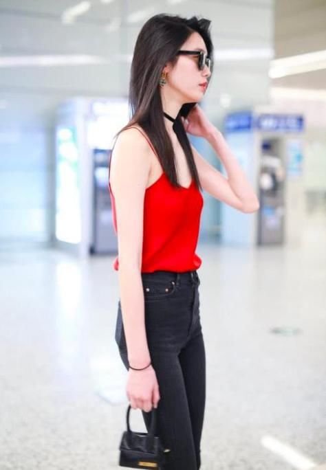 奚梦瑶厉害了，穿真丝吊带睡衣就敢出门，网友：千万别弯腰