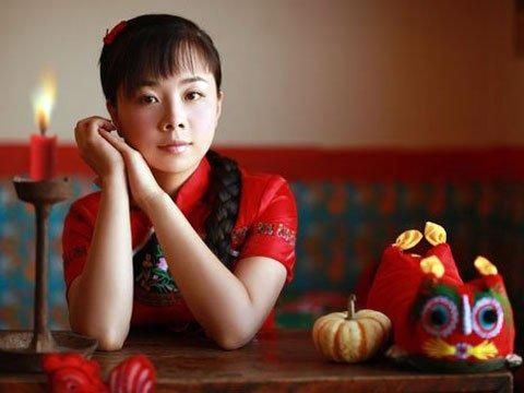 「辛酸」草根歌手王二妮,选择嫁给经纪人回农村,生娃后道出了妇女的辛酸