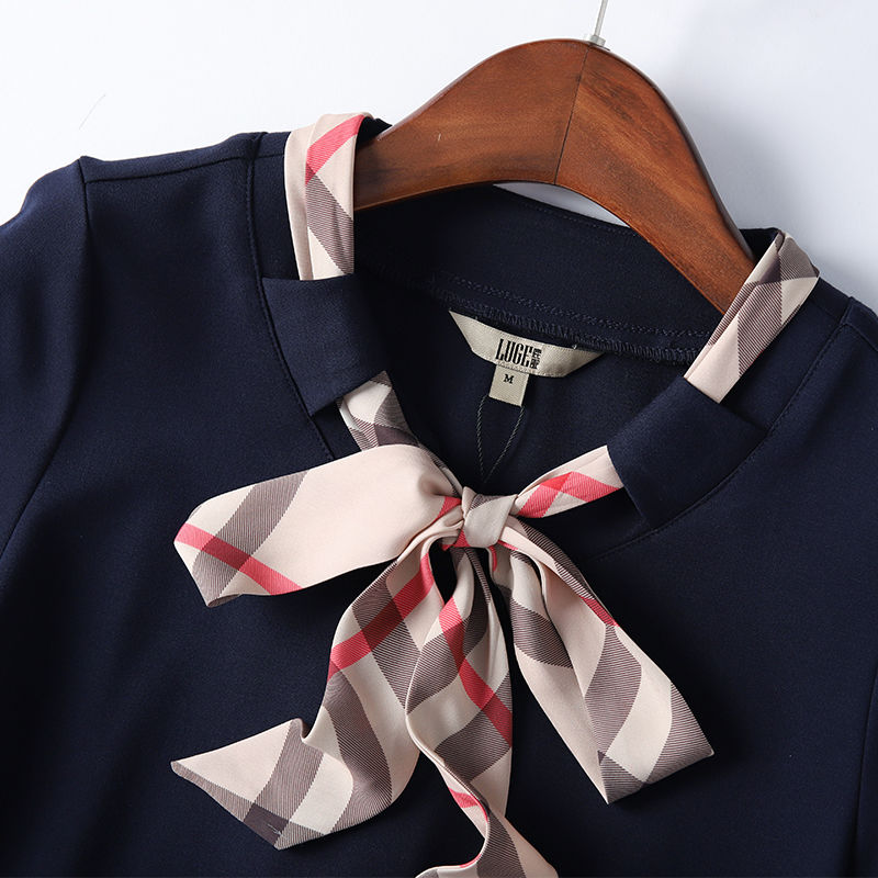 身材丰盈的女人，入秋后就该穿这种包臀裙，性感身材前后有致