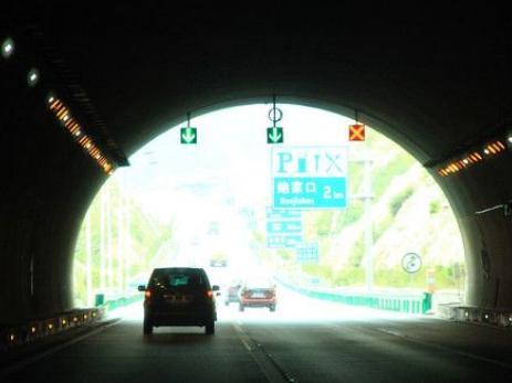 高速路上最危险的几个地方，如果开车路过了最好赶紧通过