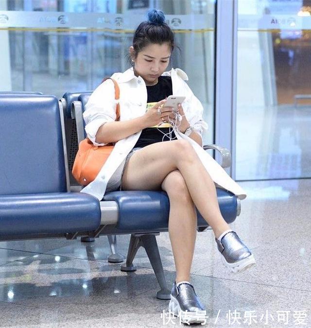 何洁增高鞋太土，腿反而变短了，网友：短裤太紧勒出赘肉